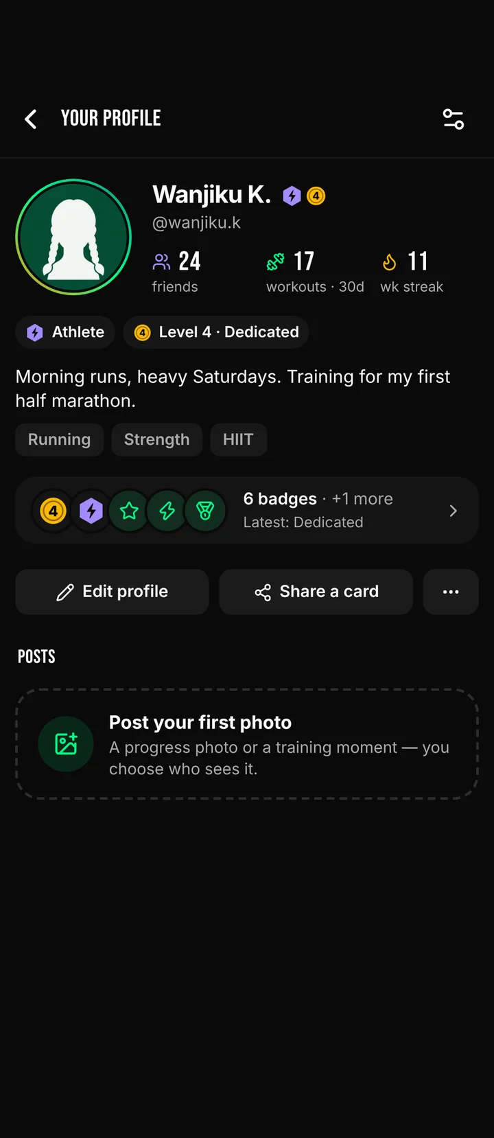 A member's profile in the AtgoraX app: friends, workouts in the last 30 days, weekly streak, badges and a bio.